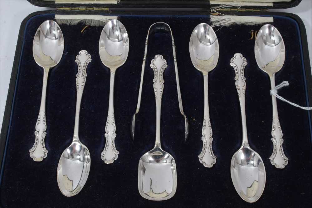 Set of six George V silver teaspoons, matching sugar spoons and tongs in fitted case - Image 2 of 3