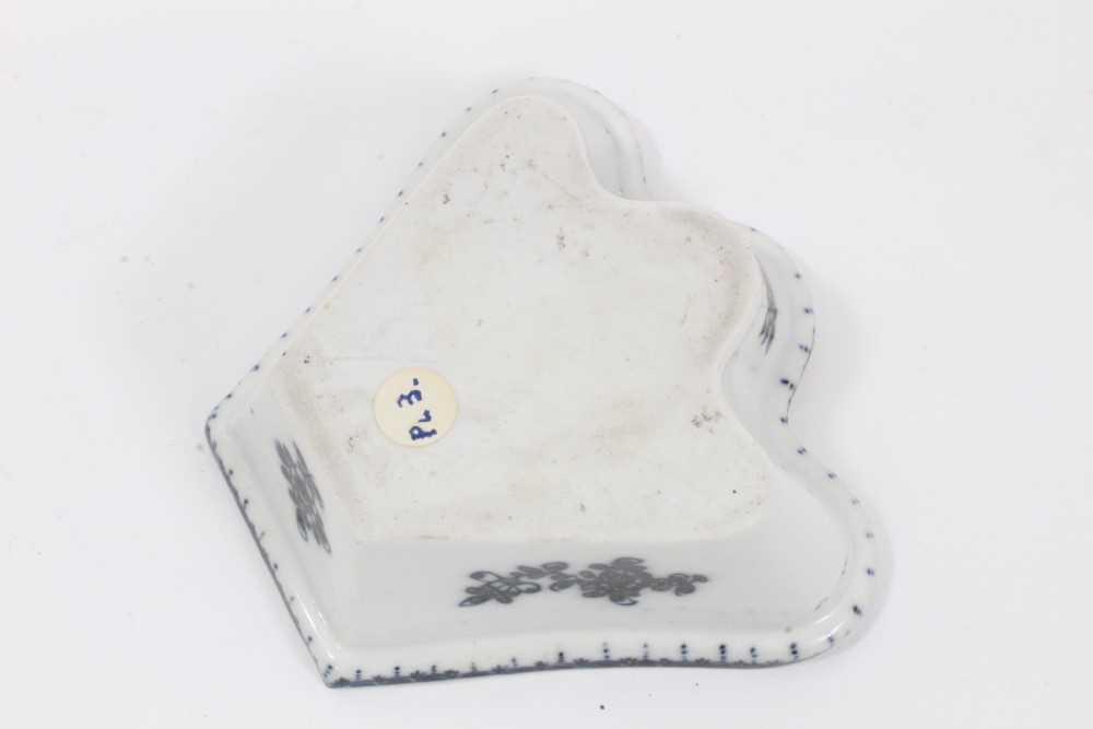 Plymouth blue and white fan-shaped hors d'oeuvres dish, circa 1770, decorated with floral sprays wit - Image 5 of 6