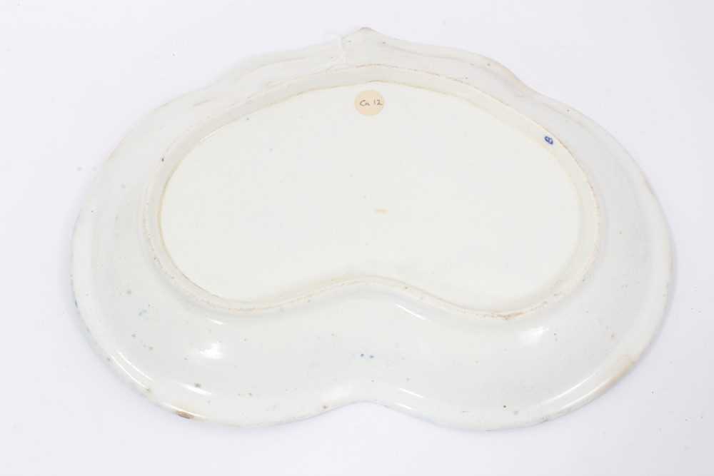 Caughley kidney shaped dish, circa 1785, decorated in blue and white with the Weir pattern, 27.5cm w - Image 7 of 7