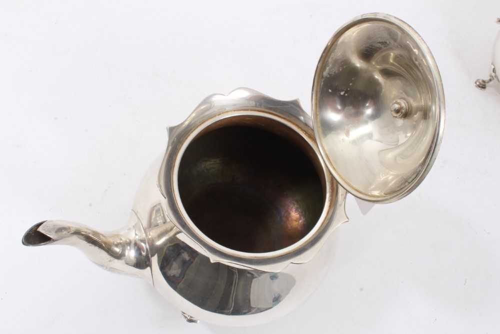 Early George V three piece silver tea set - Image 4 of 9