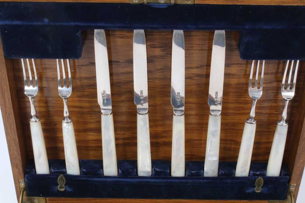 1920s dessert set of eights pairs of knives and forks with silver blades and mother of pearl handles - Image 3 of 7