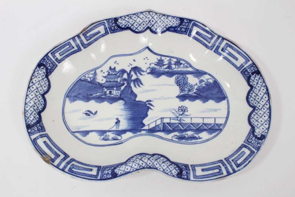 Caughley kidney shaped dish, circa 1785, decorated in blue and white with the Weir pattern, 27.5cm w