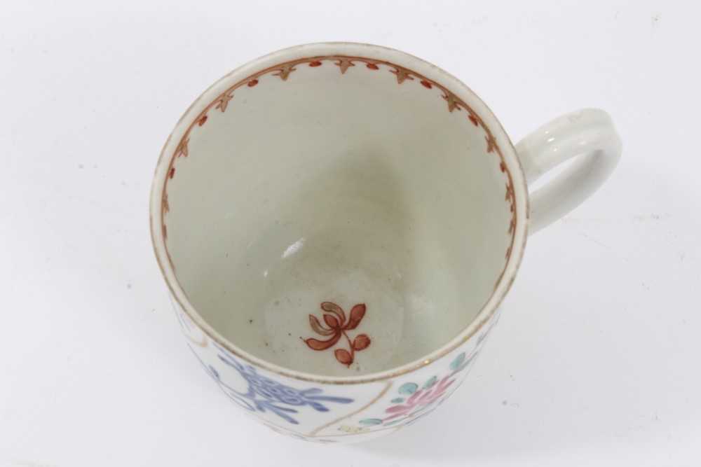 Worcester coffee cup, circa 1770, painted with a variant of the Queen's pattern, 6.25cm high - Image 4 of 5