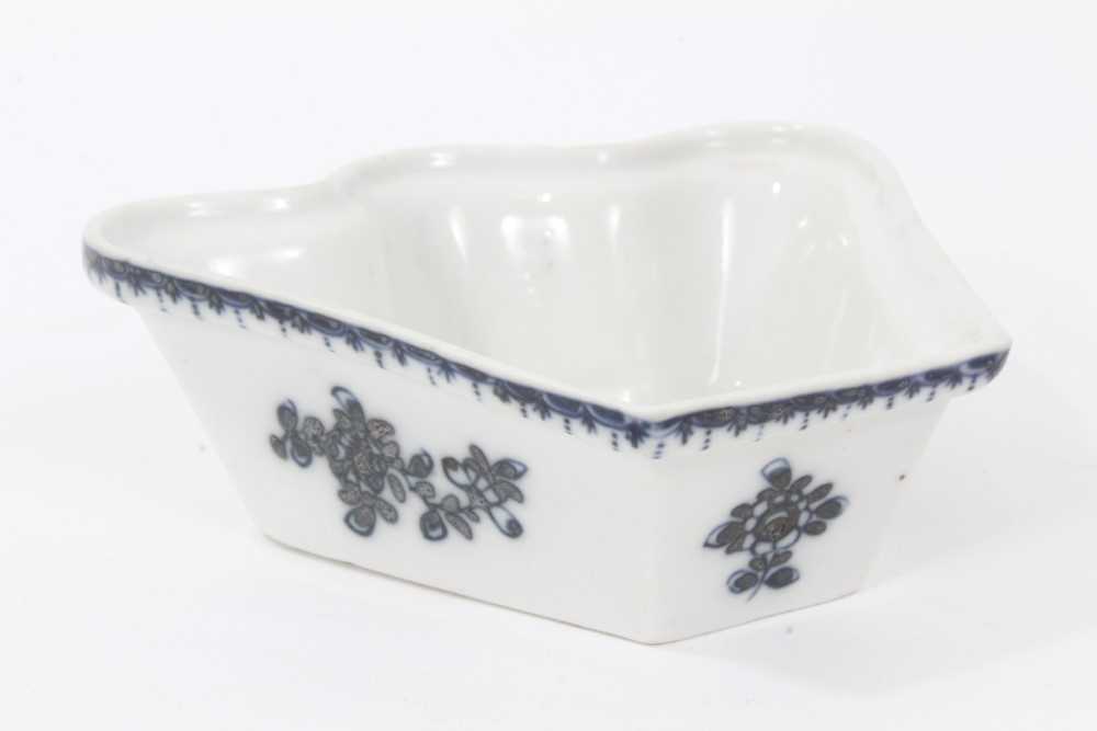 Plymouth blue and white fan-shaped hors d'oeuvres dish, circa 1770, decorated with floral sprays wit - Image 3 of 6
