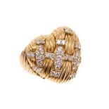 Good quality diamond and 18ct gold heart shaped ring, the heart shaped bombe bezel with a platted de
