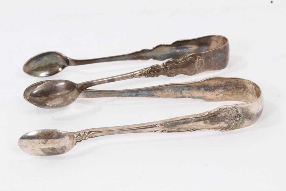 Composite set of six George V silver teaspoons, with two pairs sugar tongs in a fitted case - Image 5 of 5