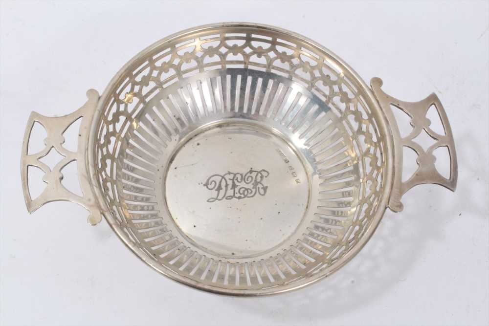 Pair of George V silver Bonbon dishes with pierced decoration - Image 2 of 7