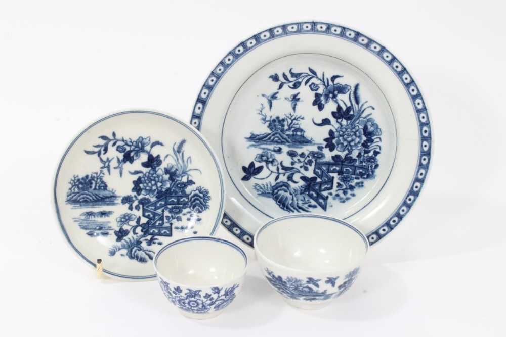 A Worcester Fence pattern stand for a butter tub, two blue printed tea bowls and a saucer (the sauce