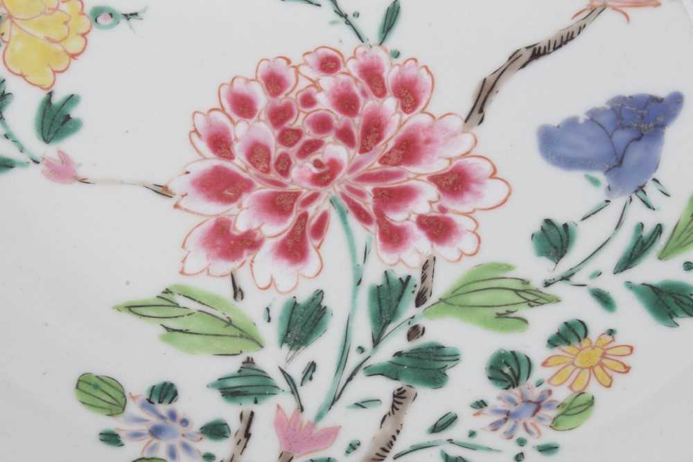 Chinese famille rose saucer dish, Qianlong period, decorated with an exotic bird perfected on a bran - Image 2 of 4