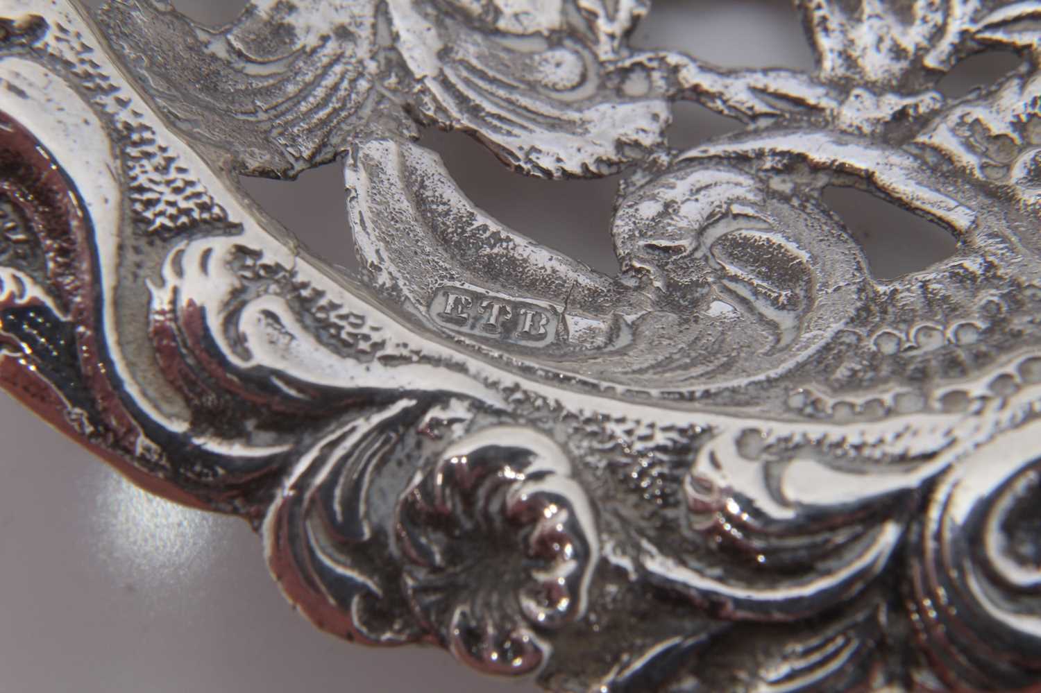 19th century Continental silver caddy spoon with embossed decoration, stamped 930 and import marks f - Image 5 of 10