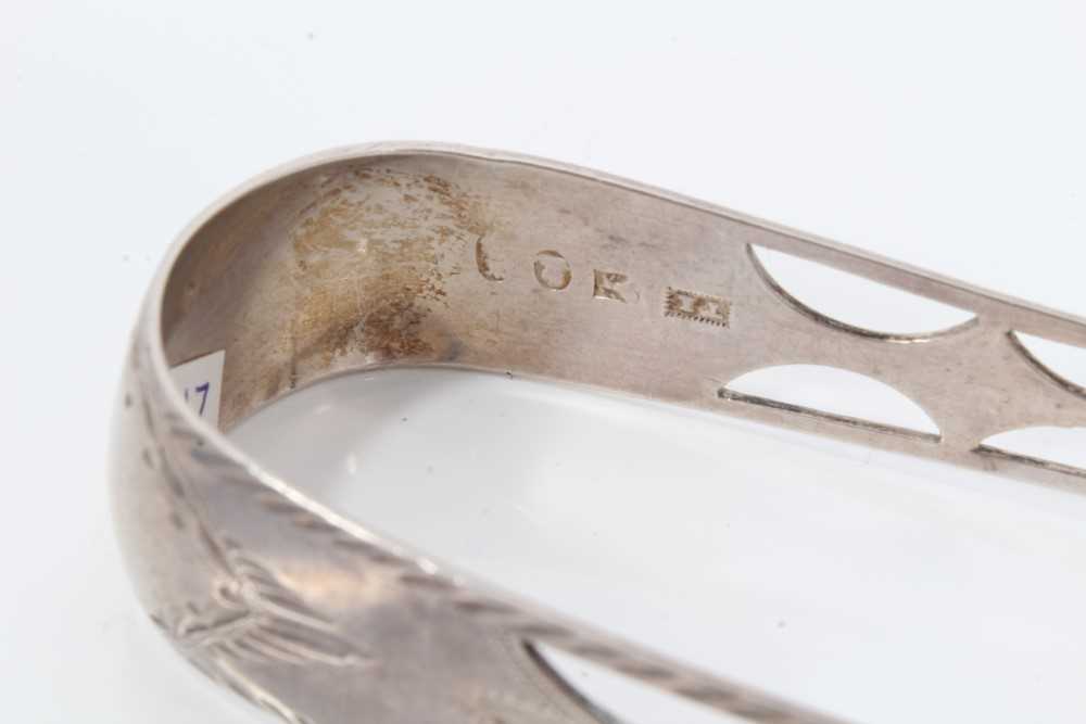 Pair of George III silver sugar tongs with pierced and engraved decoration, Sheffield circa. 1790, m - Image 3 of 6