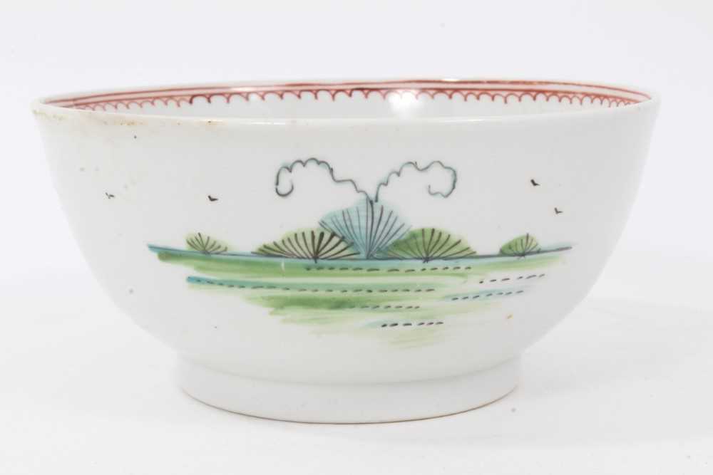 New Hall bowl, circa 1800, polychrome painted with Chinese figures, 15cm diameter - Image 2 of 4