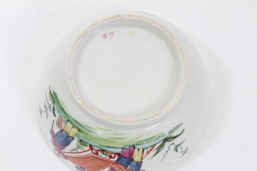 New Hall bowl, circa 1800, polychrome painted with Chinese figures, 15cm diameter - Image 4 of 4