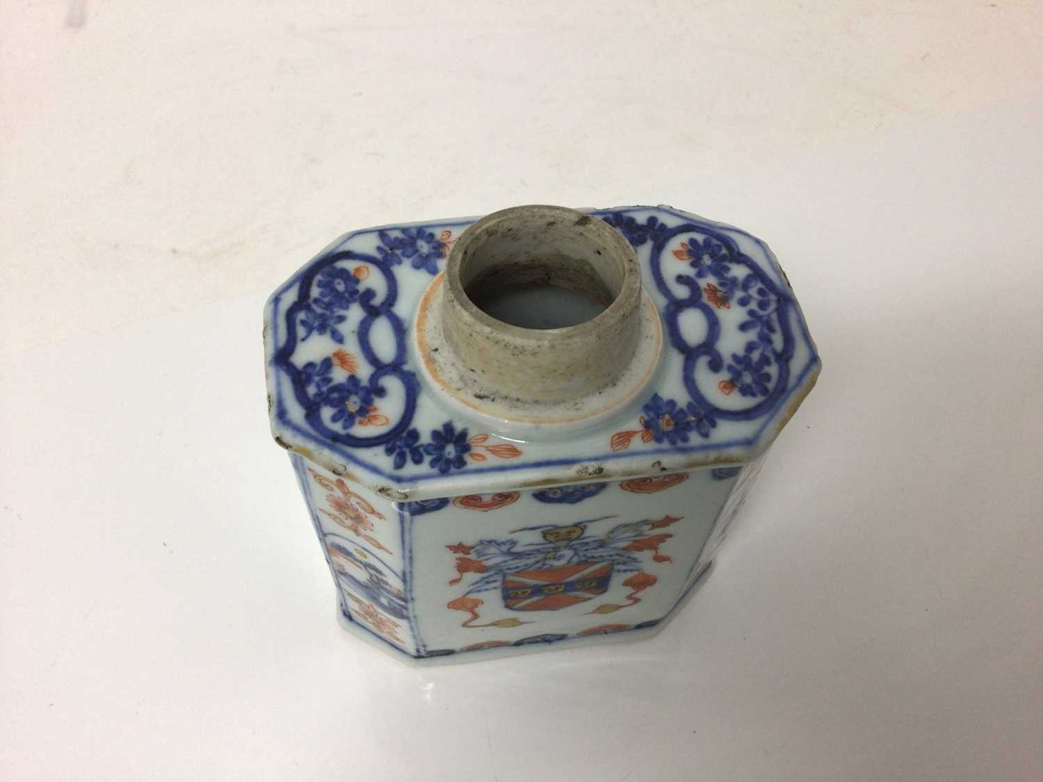 Pair of early 18th century Kangxi Chinese Imari armorial tea canisters and saucer (3) - Image 8 of 8