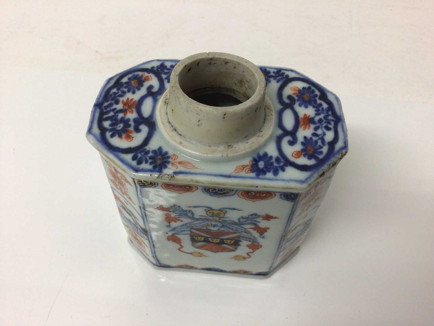 Pair of early 18th century Kangxi Chinese Imari armorial tea canisters and saucer (3) - Image 5 of 8