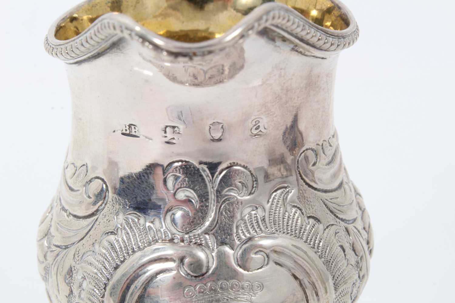 George III silver cream jug with engraved coronet and monogram - Image 5 of 6