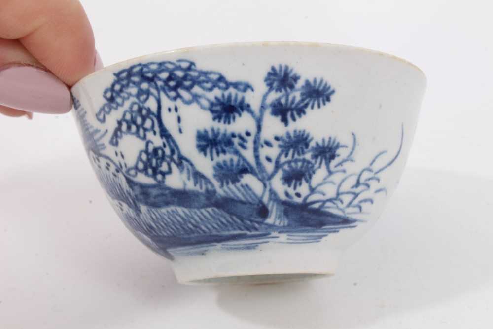 Lowestoft blue and white tea bowl, and a Bow blue and white tea bowl, both decorated in the Chinese - Image 7 of 10