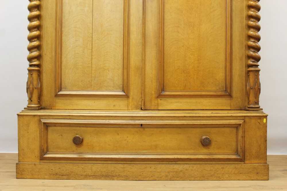 Good quality late Victorian oak double wardrobe with single drawer - Image 4 of 11