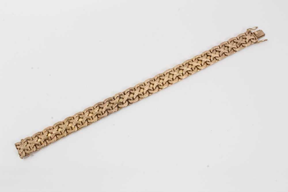 9ct yellow gold bracelet with articulated textured gold links, length 19.5cm. - Image 2 of 4