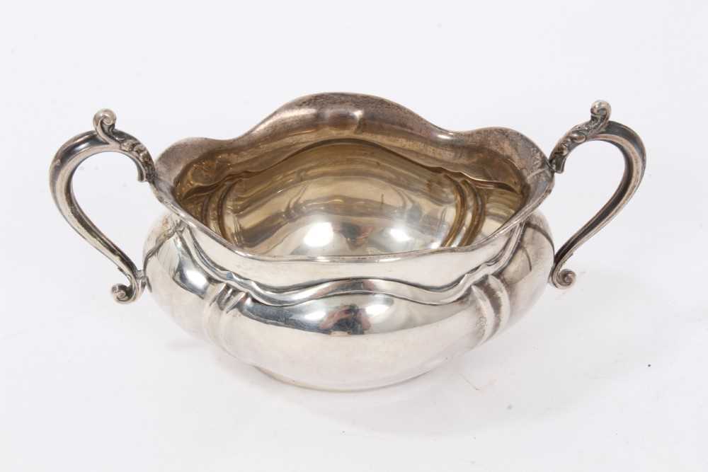 George V silver twin handled sugar bowl and matching cream jug - Image 4 of 5