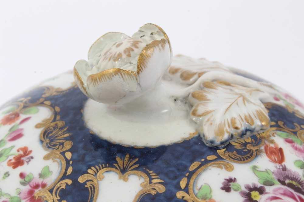 Worcester butter tub and cover, circa 1770, painted with flowers in gilt scrollwork panels, on a blu - Image 6 of 6