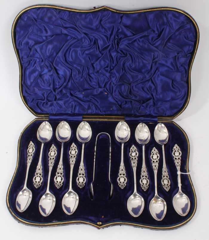 Set of twelve Edwardian silver teaspoons and matching sugar tongs, in a fitted case