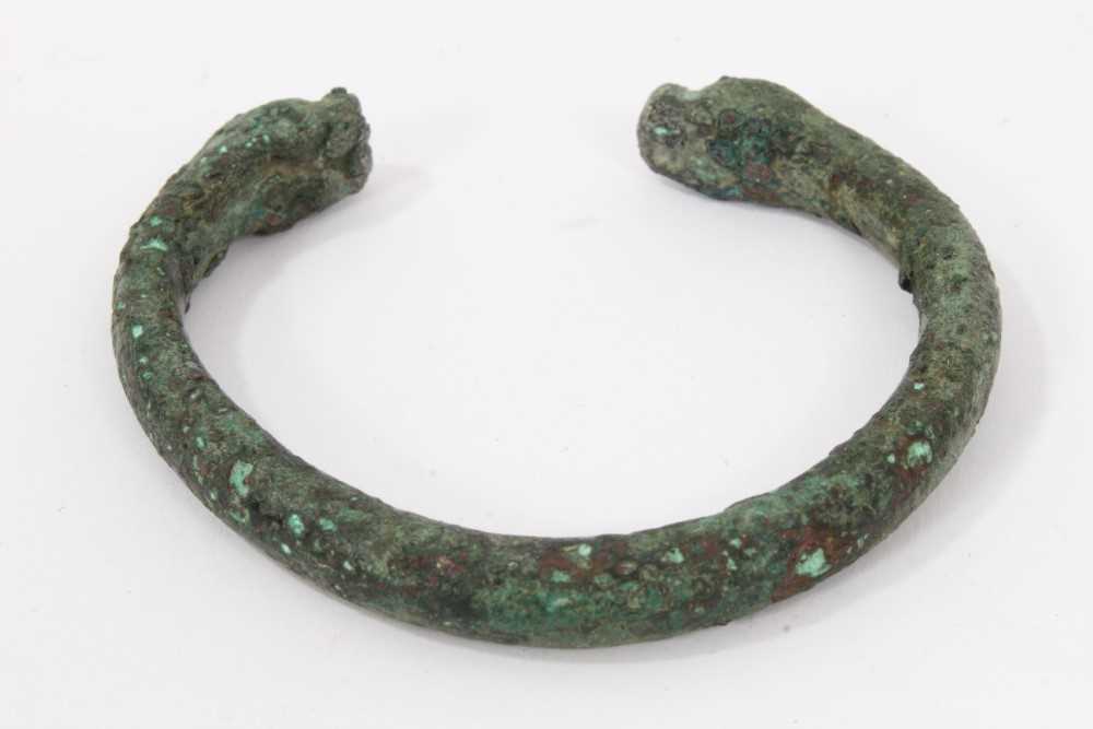 Ancient bronze bangle, probably Roman, with animal head terminals - Image 2 of 2