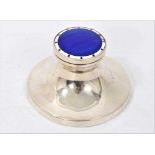 Early George V silver inkwell of capstan form, with hinged blue and white enamelled cover