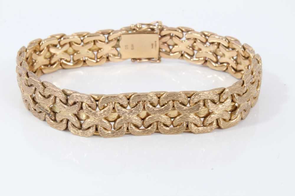 9ct yellow gold bracelet with articulated textured gold links, length 19.5cm.