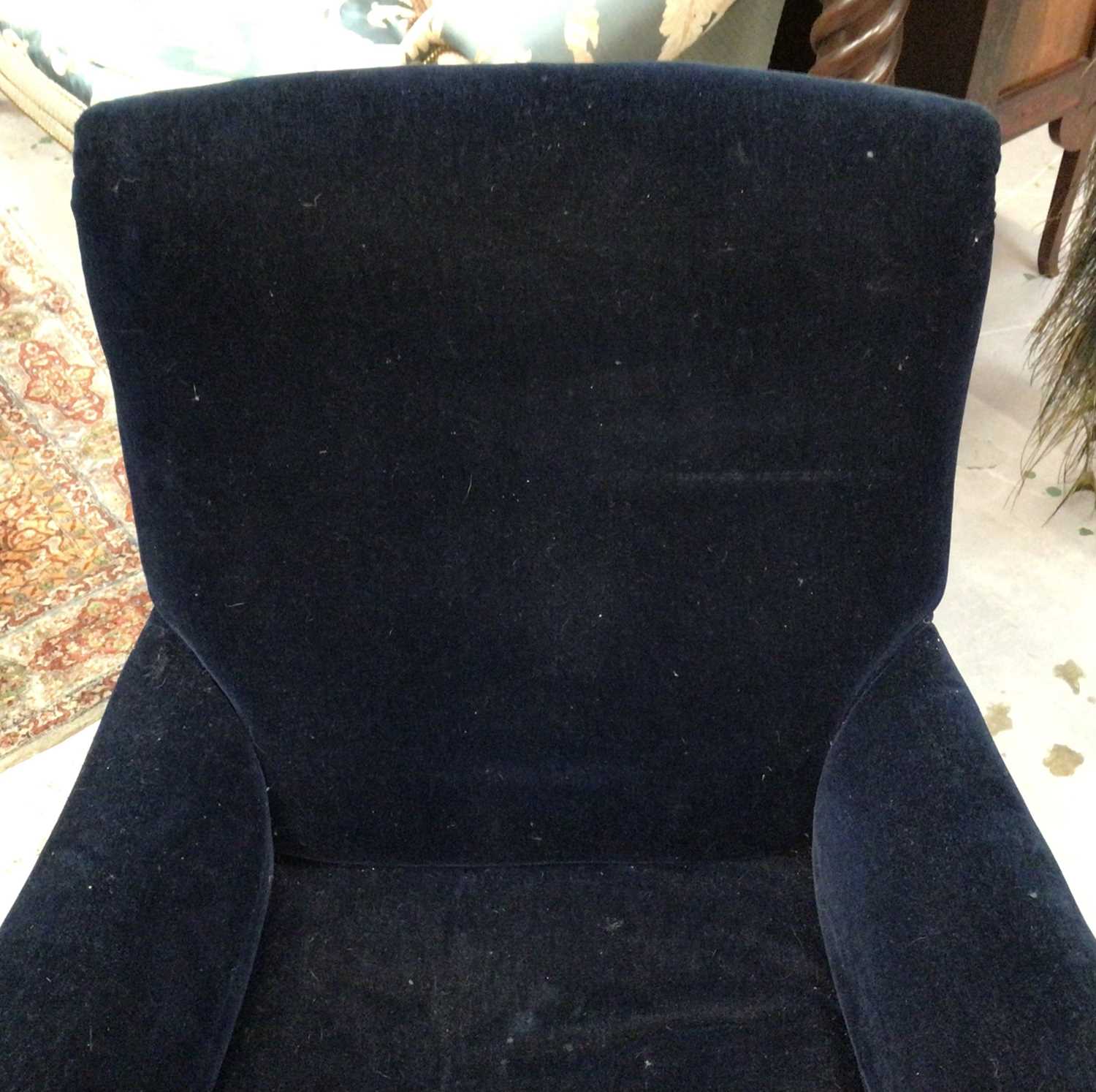 Late 19th / early 20th century oak upholstered deep armchair in the manner of Howard & Sons - Image 5 of 5