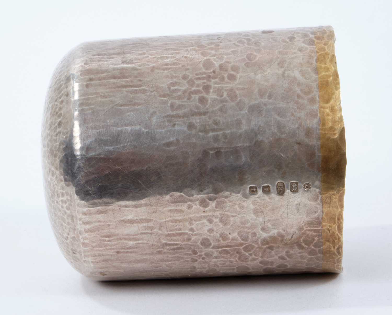 Contemporary silver tumbler cup with spot hammered finish and silver gilt interior and external rim - Image 5 of 5