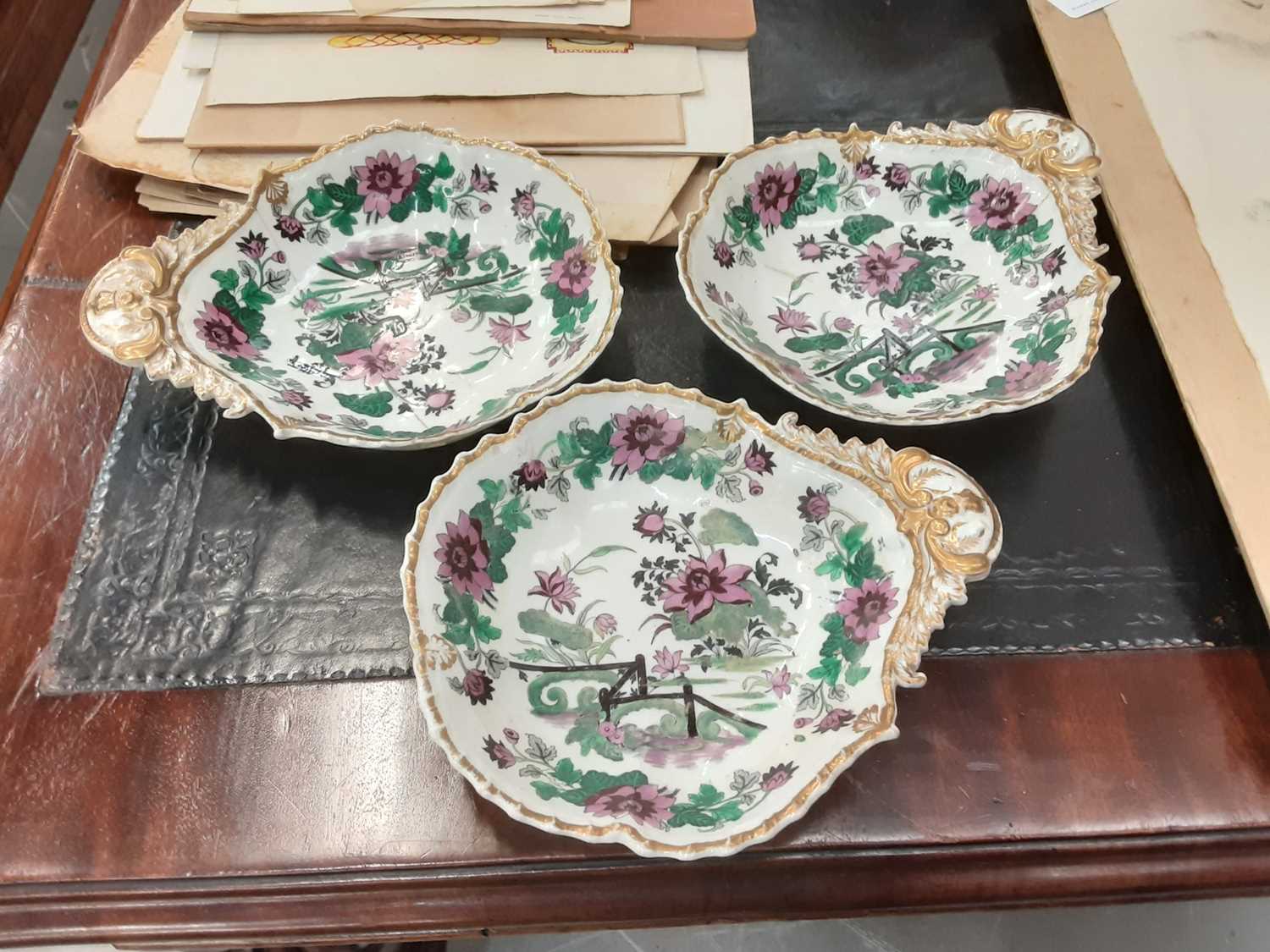 Victorian dessert service, decorated with an Indian Tree type pattern, including a centrepiece, thre - Image 5 of 10