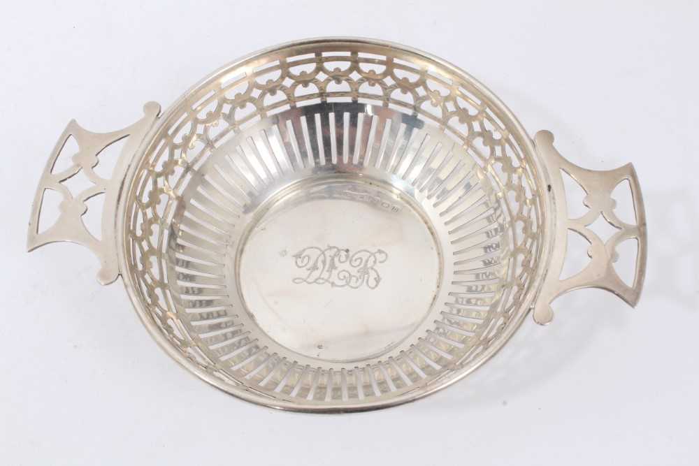 Pair of George V silver Bonbon dishes with pierced decoration - Image 4 of 7