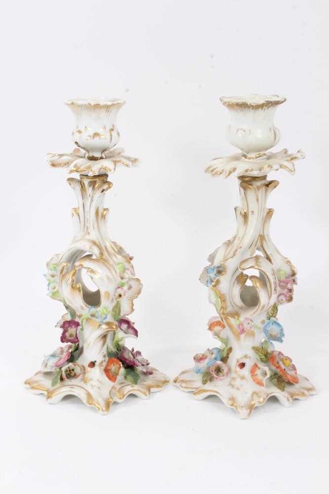 Pair of Paris flower-encrusted candlesticks, circa 1860, with gilt scrollwork stems, 25cm tall - Image 3 of 13