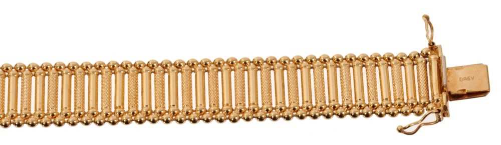 9ct yellow gold bracelet with articulated and textured gold bar links - Image 3 of 3