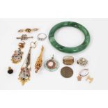 Chinese jade/green hard stone bangle and sundry jewellery