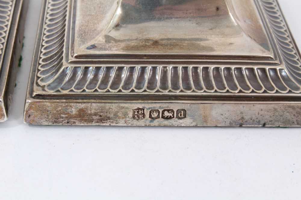 Pair 1920s silver candlesticks, with plain columns and leaf decoration, on square bases - Image 3 of 4
