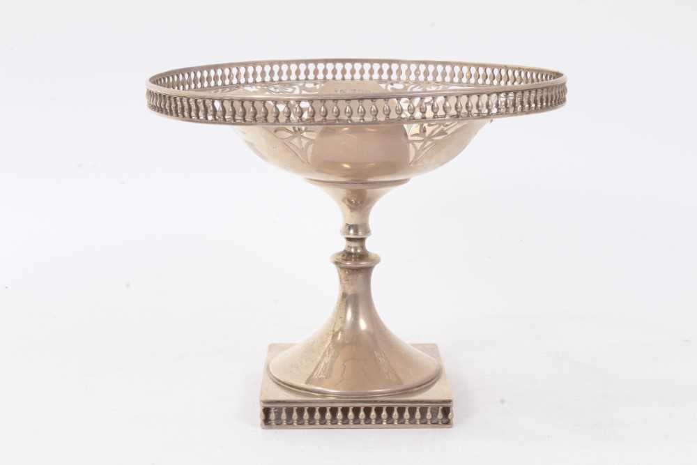Early George V silver footed dish of circular form, with pierced decoration and gallery, - Image 2 of 4