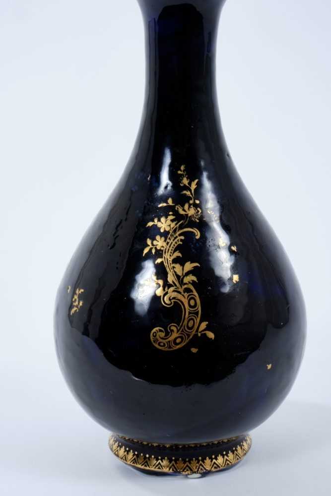 Chelsea bottle vase, circa 1760, decorated with exotic birds on a cobalt blue and gilt-patterned gro - Image 2 of 3