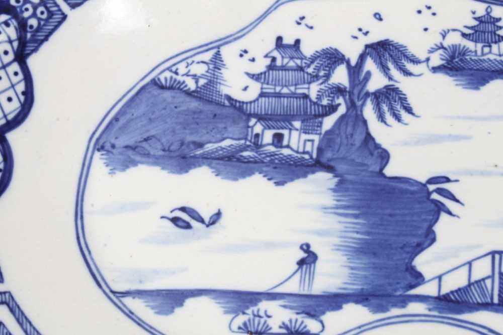 Caughley kidney shaped dish, circa 1785, decorated in blue and white with the Weir pattern, 27.5cm w - Image 2 of 7
