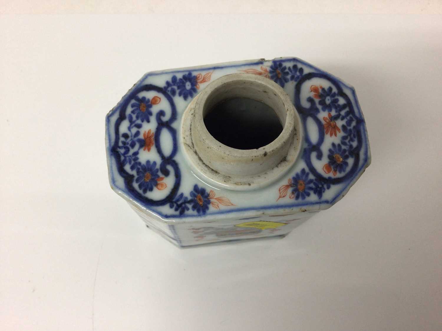 Pair of early 18th century Kangxi Chinese Imari armorial tea canisters and saucer (3) - Image 4 of 8