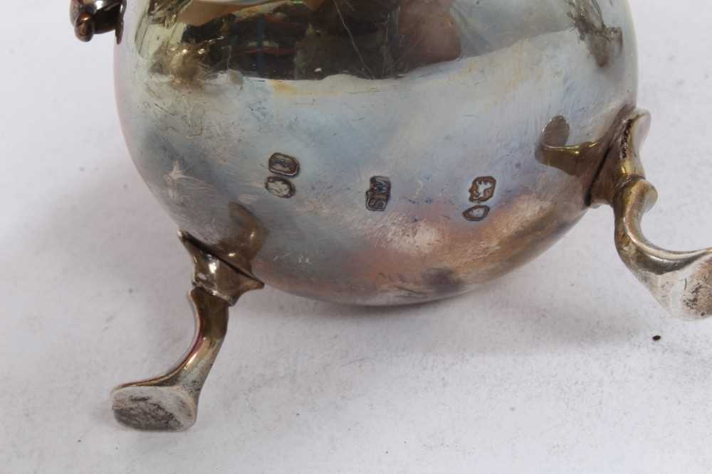 Victorian silver cream jug of baluster form, with scroll handle, on three paw feet - Image 5 of 5