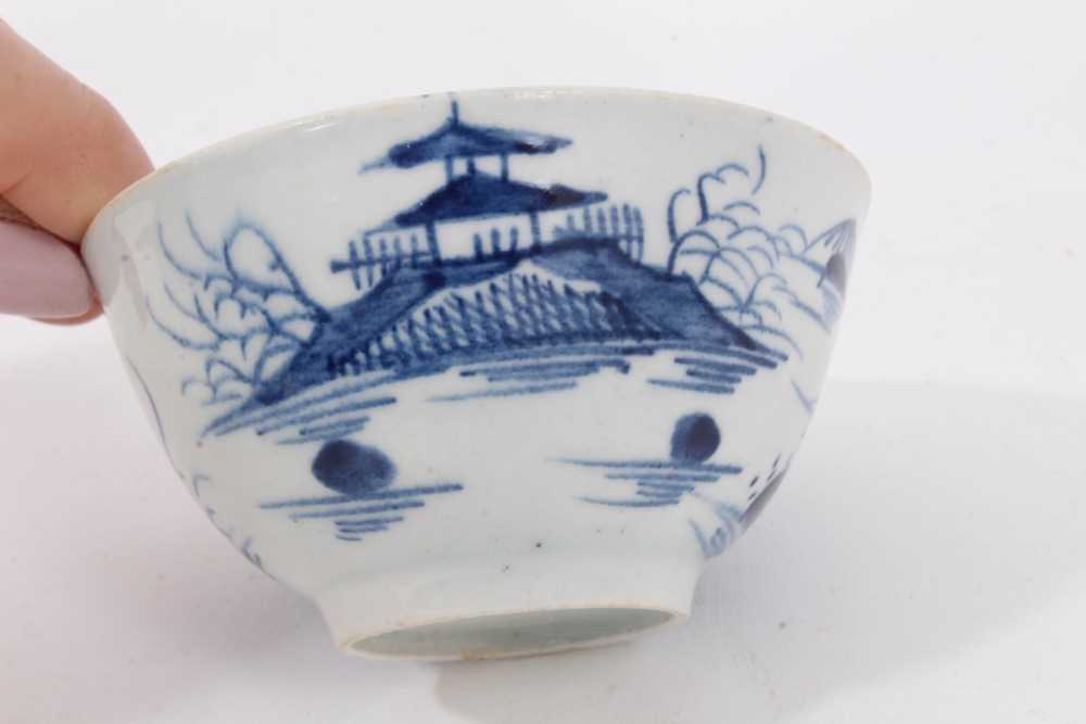 Lowestoft blue and white tea bowl, and a Bow blue and white tea bowl, both decorated in the Chinese - Image 8 of 10
