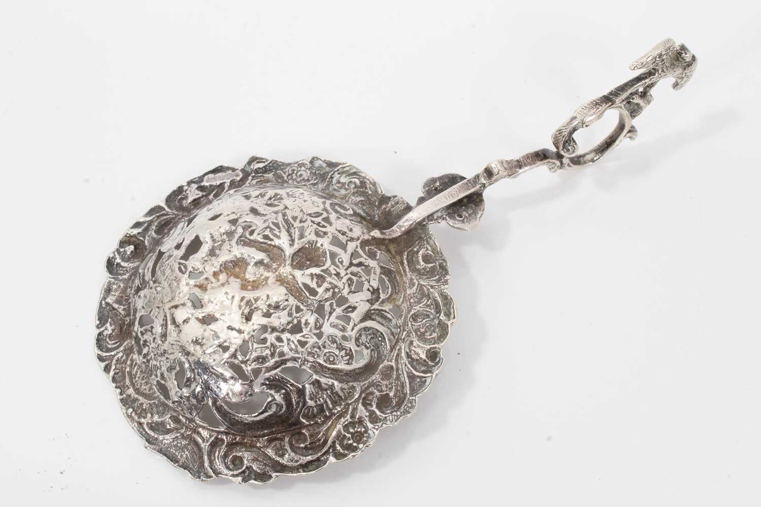 19th century Continental silver caddy spoon with embossed decoration, stamped 930 and import marks f - Image 3 of 10