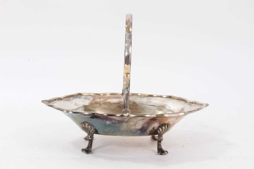 Edwardian silver swing handled dish of shaped oval form, with raised border and scallop handle, - Image 4 of 5