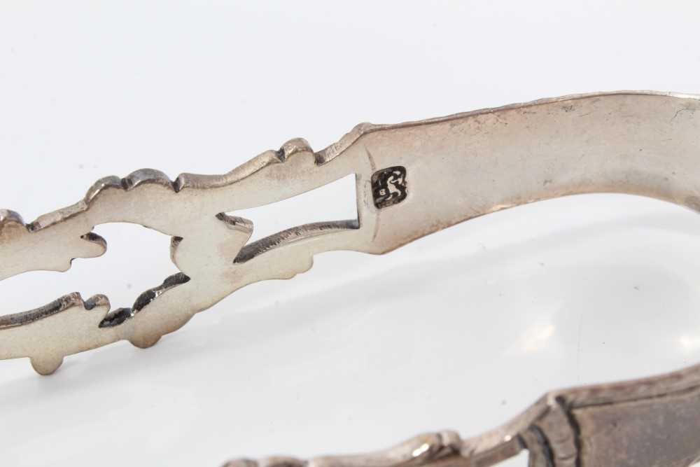 Pair of George III silver sugar tongs with pierced and engraved decoration, Sheffield circa. 1790, m - Image 5 of 6