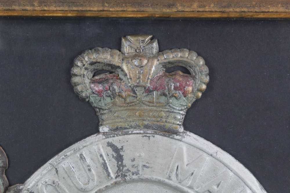 Unusual embossed and painted leather panel depicting the coat of arms, with 'God save the King', fra - Image 10 of 10