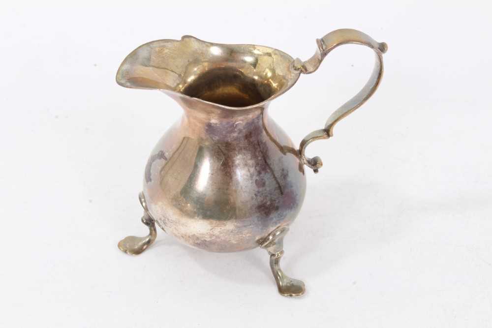 Victorian silver cream jug of baluster form, with scroll handle, on three paw feet - Image 4 of 5