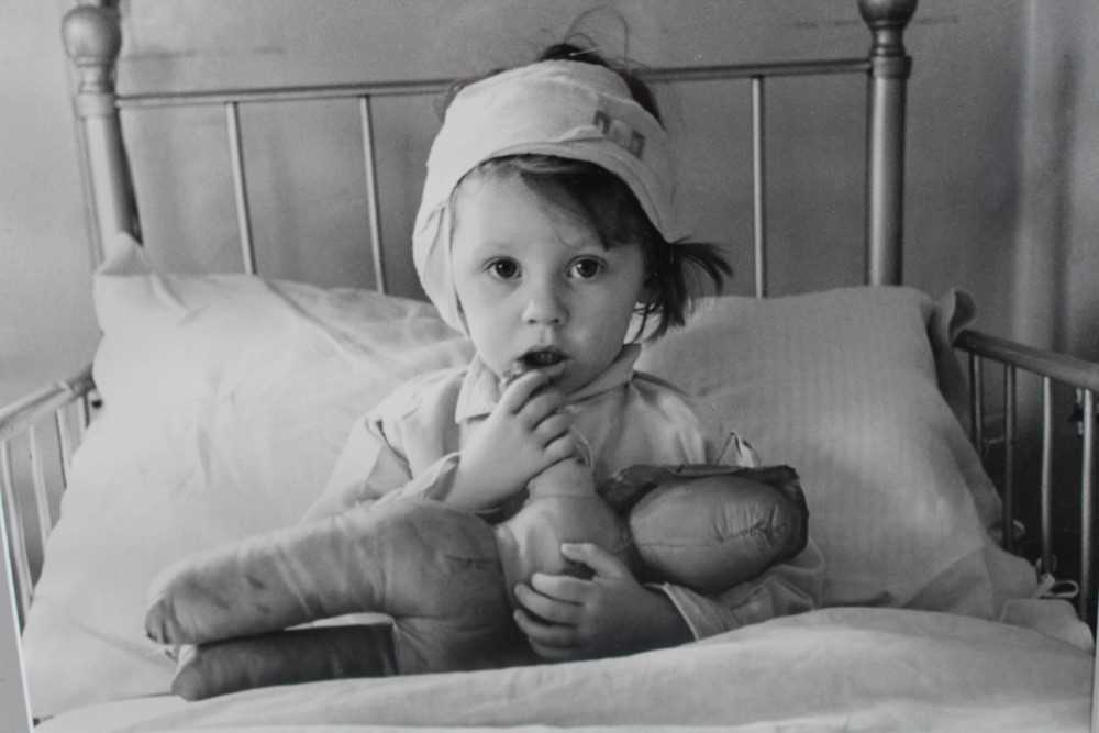 Sir Cecil Beaton (1904-1980) modern silver gelatin print - Eileen Dunne in the hospital for sick chi - Image 4 of 7