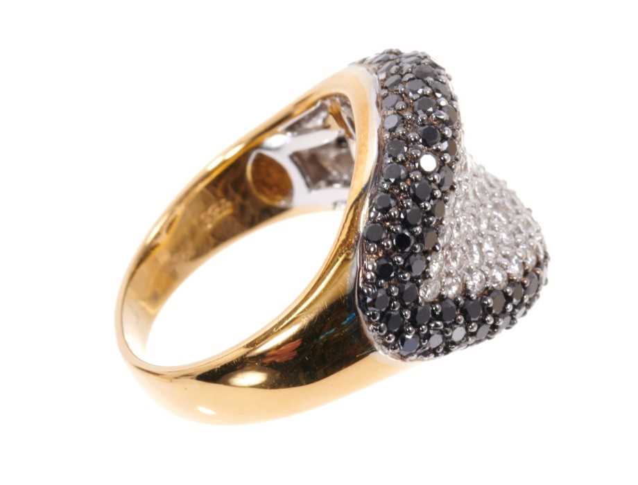 Diamond cocktail ring with pavé set white and black brilliant cut diamonds in a concave setting on 1 - Image 3 of 4